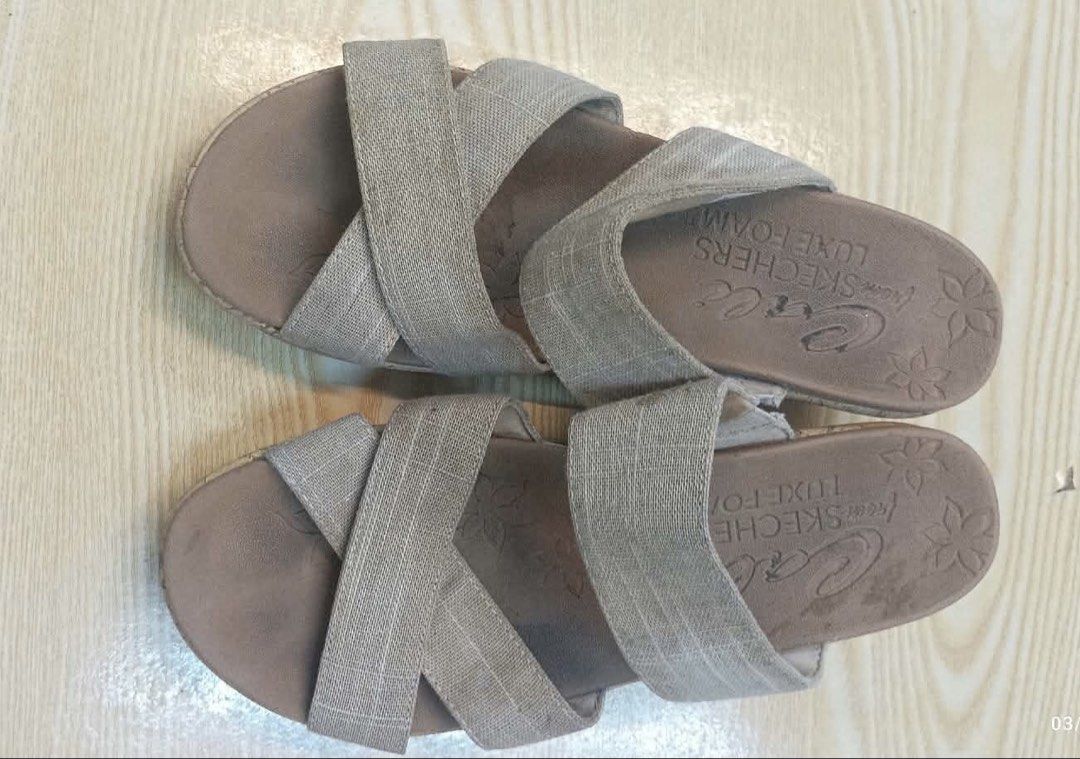 Kayo Na Mag-Price (Category: Flats & Sandals) located in Taytay. Submitted by crisha14344 (Listing ID 1465618015, Image 3). Description: Women’s wedge sandal with a cork-look wedge sole, cross-over fabric straps across the forefoot, an open toe, a toe-post(thong-style) strap in the center and a cushioned brown footbed. Na-stock po yan Kaya ganyan at paghugot naipit yung sole sa dulo, kita naman sa photos. Kaya kayo na magprice Branded po yan.