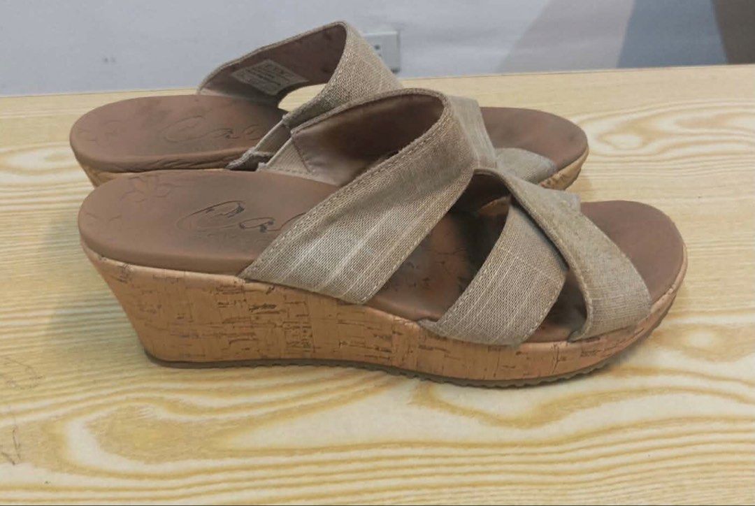 Kayo Na Mag-Price (Category: Flats & Sandals) located in Taytay. Submitted by crisha14344 (Listing ID 1465618015, Image 1). Description: Women’s wedge sandal with a cork-look wedge sole, cross-over fabric straps across the forefoot, an open toe, a toe-post(thong-style) strap in the center and a cushioned brown footbed. Na-stock po yan Kaya ganyan at paghugot naipit yung sole sa dulo, kita naman sa photos. Kaya kayo na magprice Branded po yan.