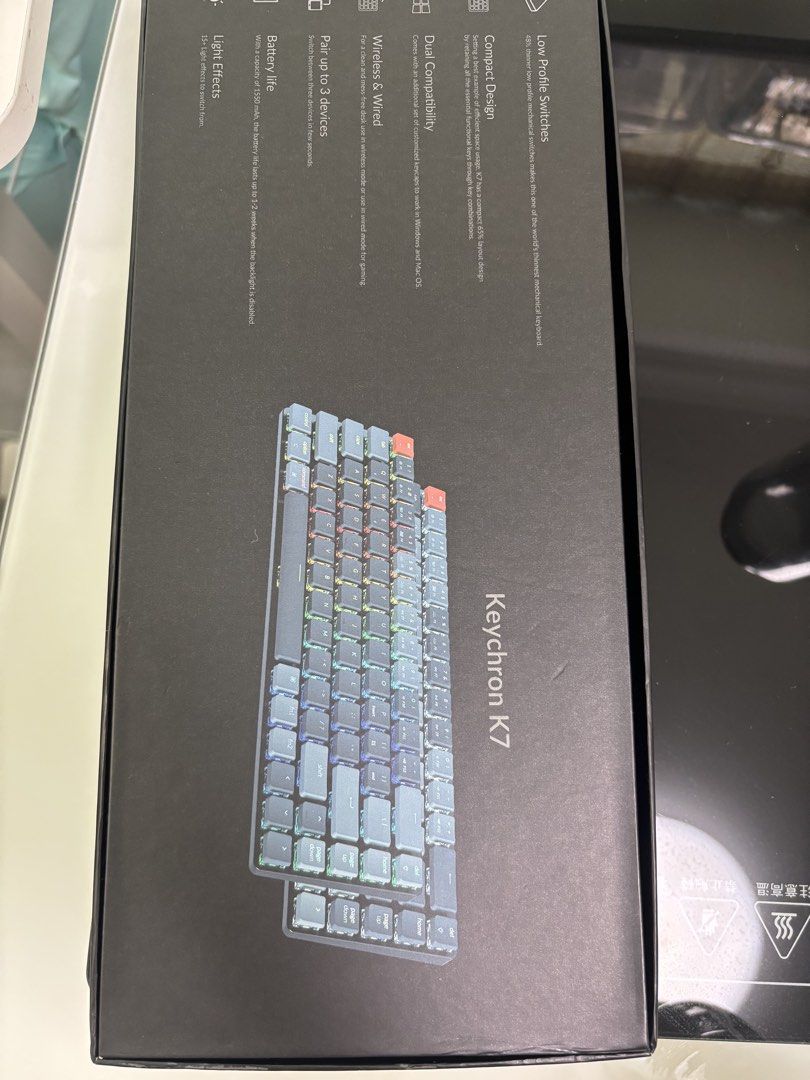 Keychron K7 無線機械鍵盤 （分類：電腦鍵盤及相關產品）位於 Hong Kong。 由 babycare11 提交（商品編號 1465671951，圖片 3）。簡介： Keychron K7 超薄無線機械鍵盤，Gateron 茶軸，RGB 背光。65% 佈局，慳位又好打。支援藍牙同有線連接，可以同時配對三部機，Mac/Windows 兩用。齊盒、說明書、後備鍵帽同拔軸器。。