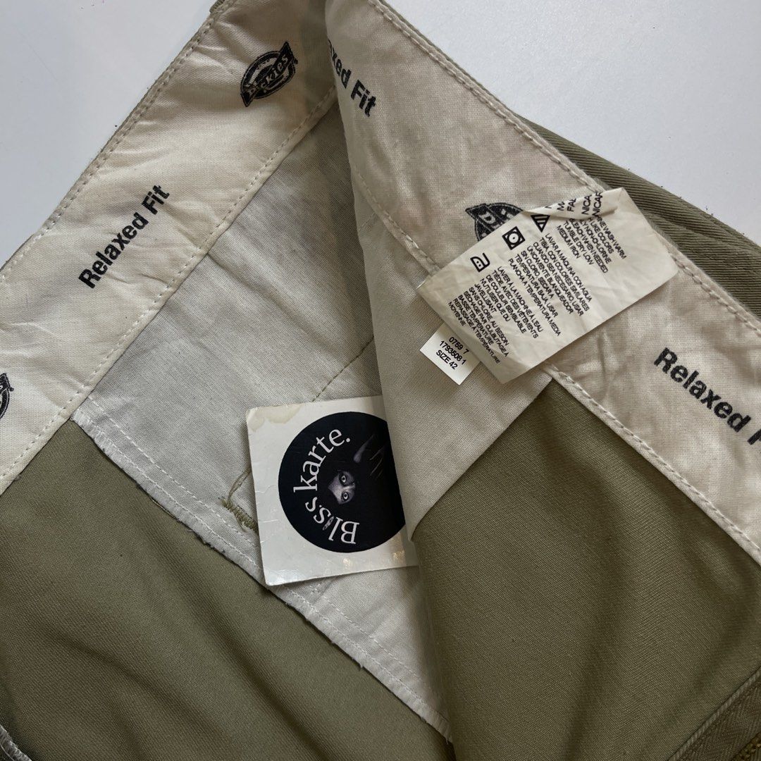 KHAKI RELAXED FIT SIZE 42 (Category: Shorts) located in Taguig. Submitted by _blisskarte_ (Listing ID 1465705598, Image 2). Description: • width: 42 • length: 26 • leghole: 13 📍Guadalupe Cembo, Taguig 🚚Via J&T / Lalamove / Meet-up.