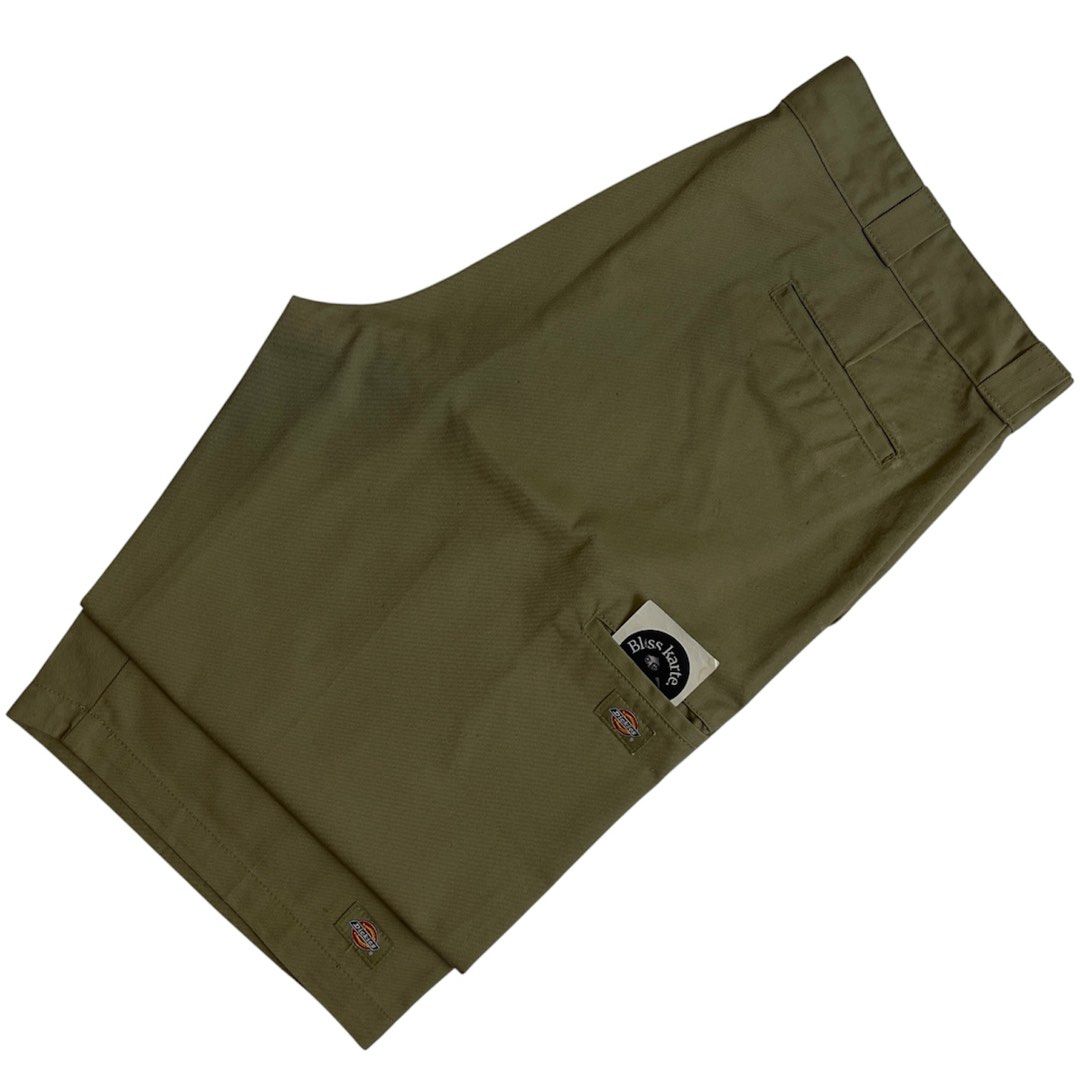 KHAKI RELAXED FIT SIZE 42 (Category: Shorts) located in Taguig. Submitted by _blisskarte_ (Listing ID 1465705598, Image 1). Description: • width: 42 • length: 26 • leghole: 13 📍Guadalupe Cembo, Taguig 🚚Via J&T / Lalamove / Meet-up.