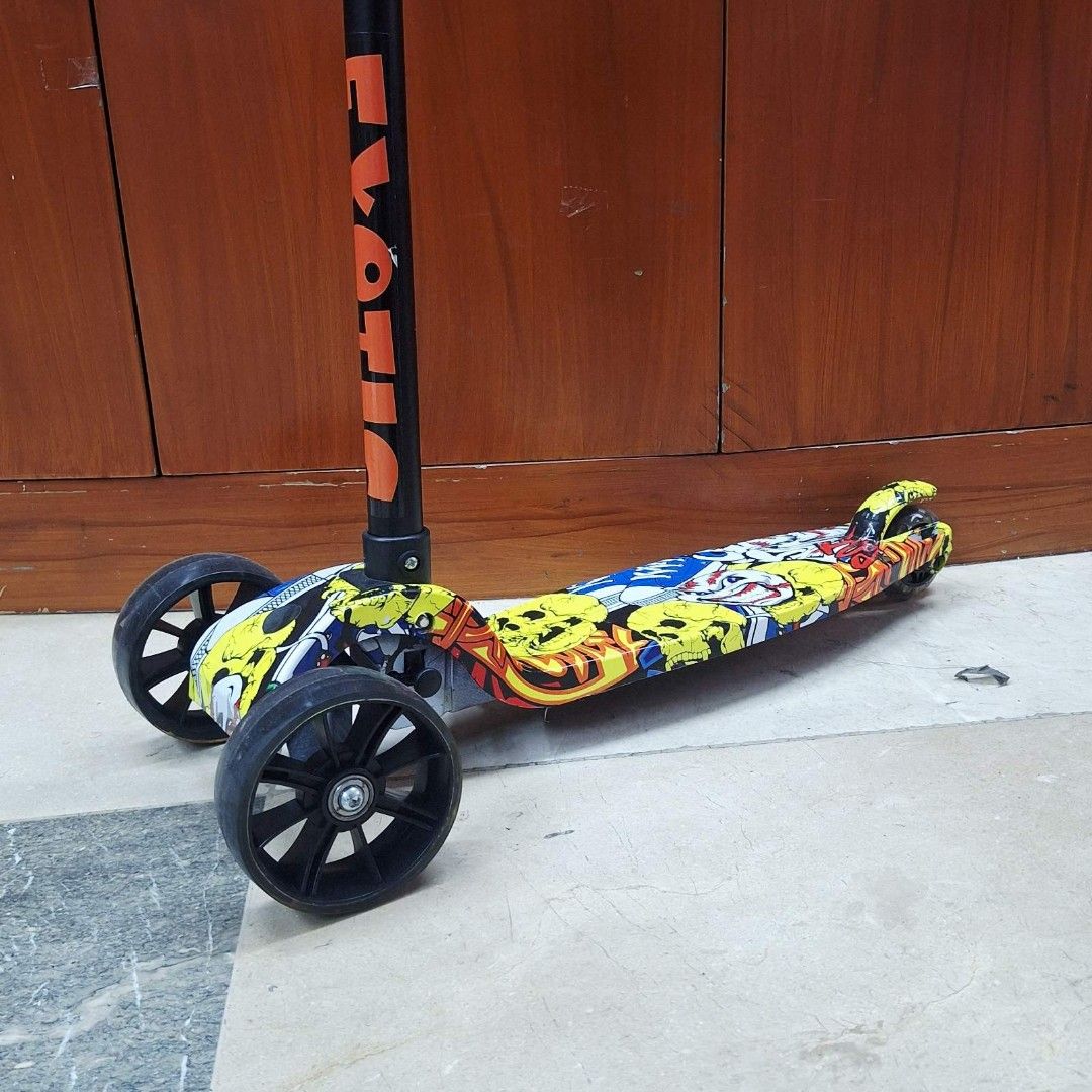 Kick Scooter 3 wheel - Graffiti Design Adjustable Height (Category: Kids Toys) located in Manila. Submitted by gadgetwiz1986 (Listing ID 1465625365, Image 2). Description: for 4 to 6.