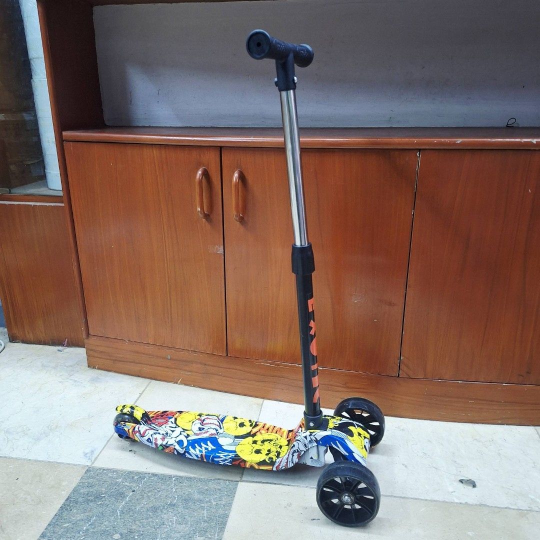 Kick Scooter 3 wheel - Graffiti Design Adjustable Height (Category: Kids Toys) located in Manila. Submitted by gadgetwiz1986 (Listing ID 1465625365, Image 1). Description: for 4 to 6.