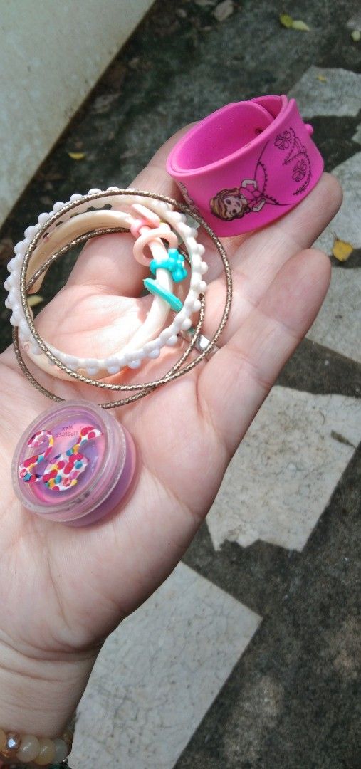 Kids bracelet wd lipgloss (Category: Kids Toys) located in Quezon City. Submitted by eidorableshop (Listing ID 1465703375, Image 2). Description: .