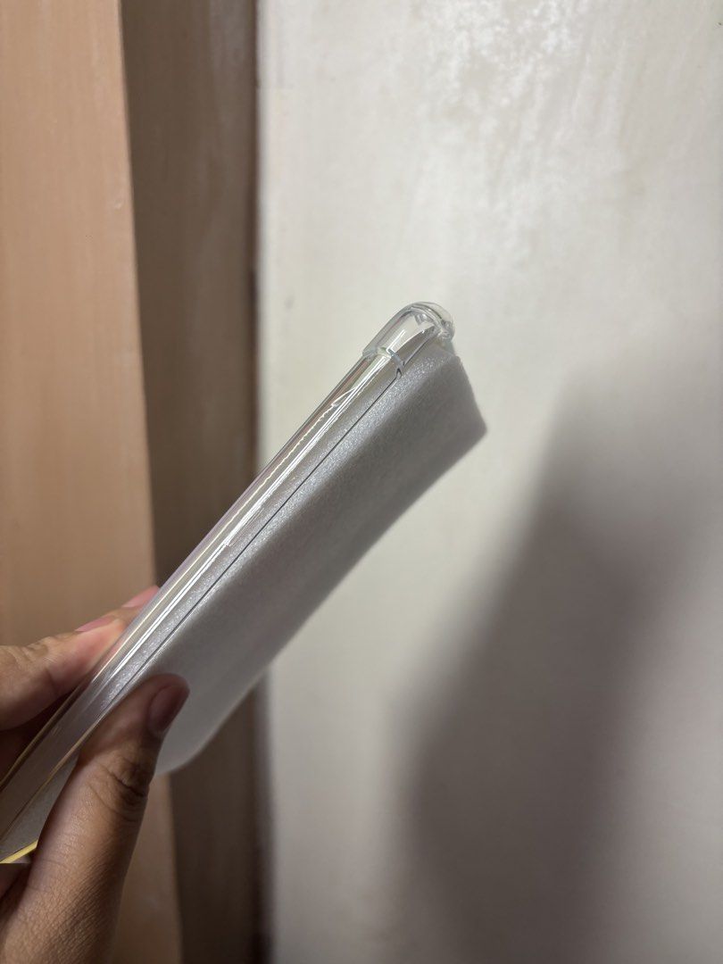 Kindle Paperwhite Clear casw (Category: Cases & Sleeves) located in Davao. Submitted by jajastark (Listing ID 1465671976, Image 3). Description: I ordered for my kindle basic and the seller sent me this one and unfortunately i cant refund it 😭 Get it for 90 pesos only. Can negotiate with the price Davao loc & Jnt courier (with voucher & pagibig discount).