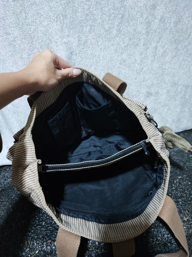 Kipling bundle pang twinning 😁 (Category: Shoulder Bags) located in Baguio. Submitted by ozara.06 (Listing ID 1465698075, Image 2). Description: Kipling bundle pang twinning 😁 Both with monkey 👜Shoulder bag: almost large Has lots of compartments 👜Sling bag: faded ung kipling logo print nya sa front Medium size Both in very good condition 1200 .