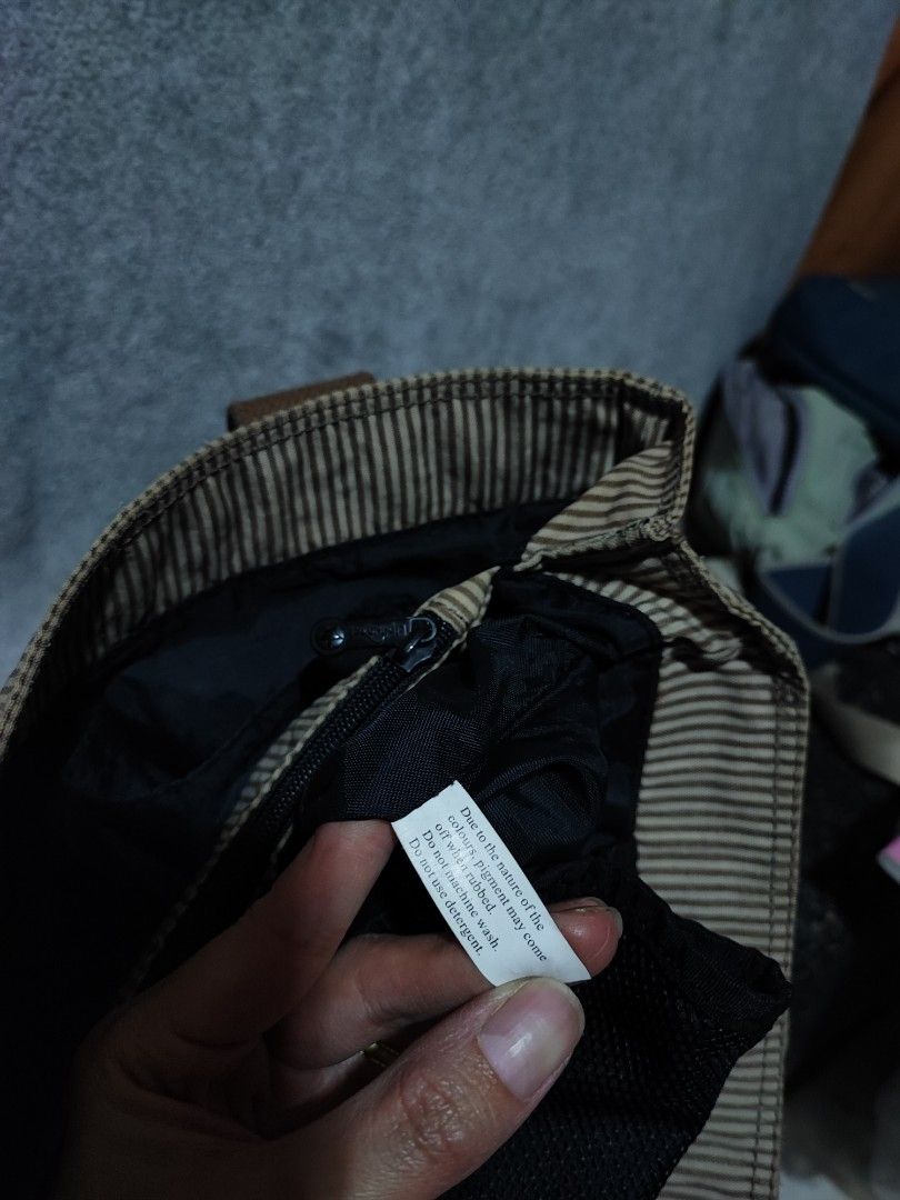 Kipling bundle pang twinning 😁 (Category: Shoulder Bags) located in Baguio. Submitted by ozara.06 (Listing ID 1465698075, Image 3). Description: Kipling bundle pang twinning 😁 Both with monkey 👜Shoulder bag: almost large Has lots of compartments 👜Sling bag: faded ung kipling logo print nya sa front Medium size Both in very good condition 1200 .