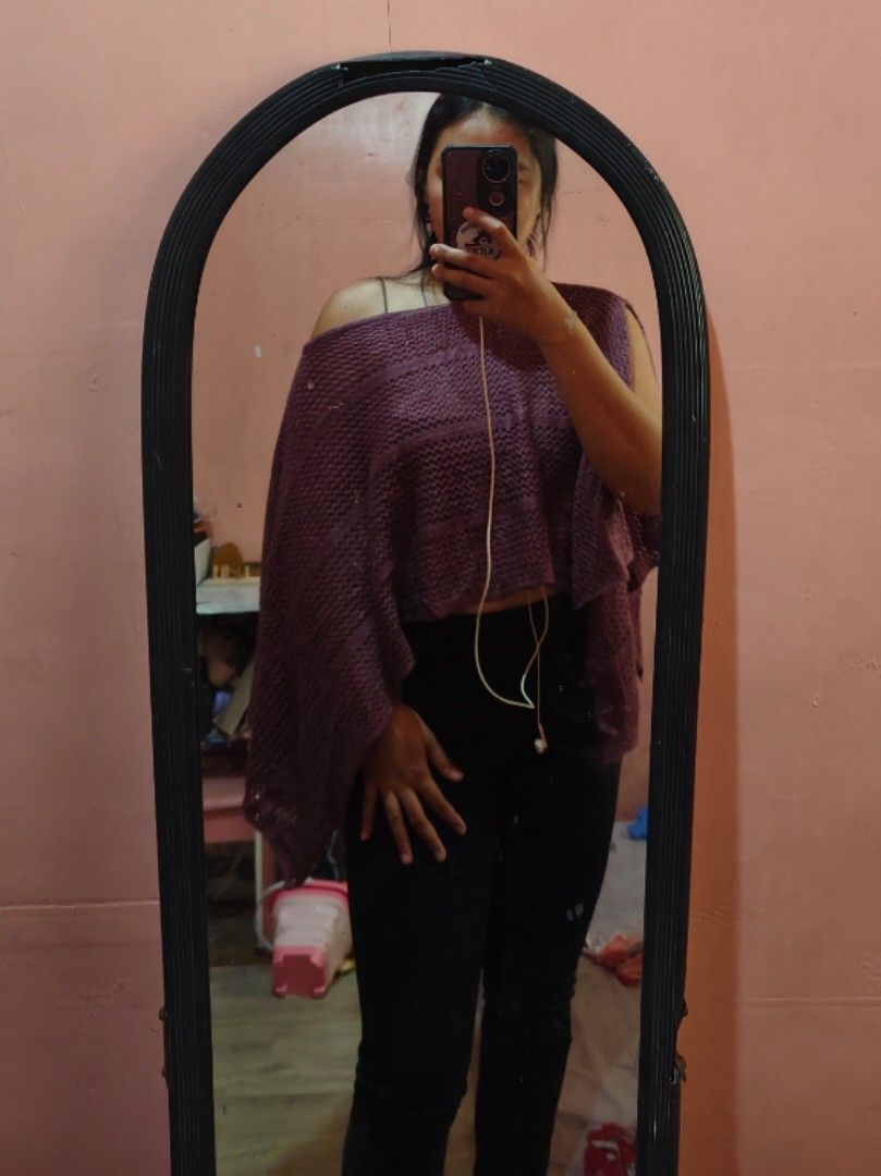Knitted poncho (Category: Coats, Jackets and Outerwear) located in Alburquerque. Submitted by dzm.ancn0 (Listing ID 1465593794, Image 3). Description: lightweight freesize.