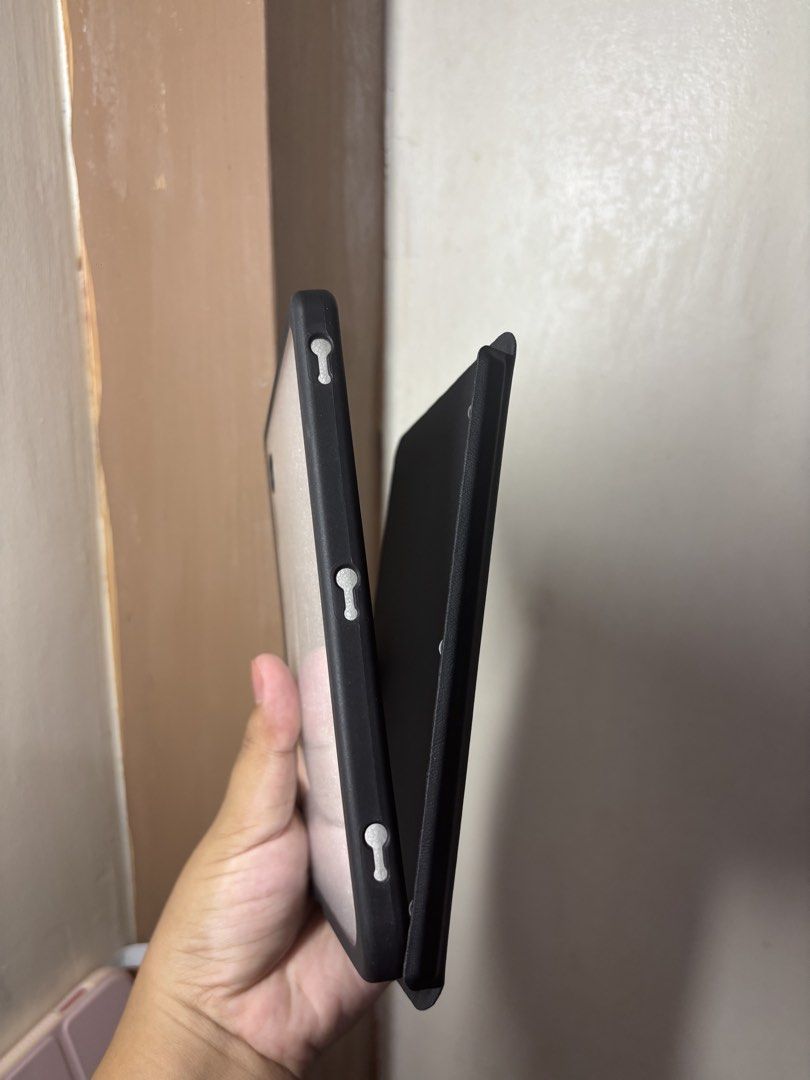 Kobo Clara Detachable Case (Category: Cases & Sleeves) located in Davao. Submitted by jajastark (Listing ID 1465672385, Image 3). Description: Few months ago i ordered for my kindle basic but this is what seller sent me, i will be selling it for lower price and with free stickers and pop socket. ₱ 250 can negotiate with price Davao loc & courier jnt (with voucher & pagibig discount).