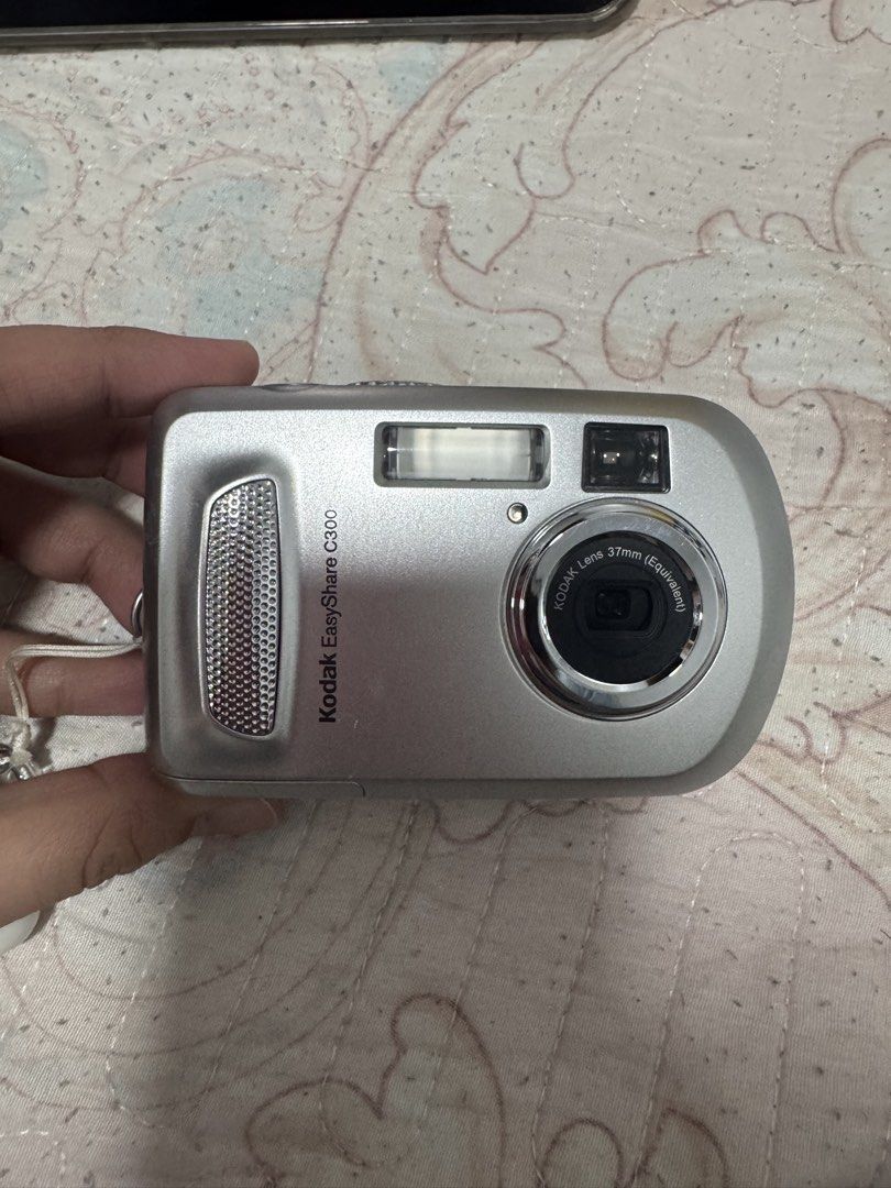 kodak easyshare c3000 (Category: Cameras) located in Rodriguez. Submitted by nicaamarie_ (Listing ID 1465726786, Image 1). Description: kodak easyshare c3000 -uses AA battery (mas okay if rechargeable) -SD card (must be 1-2gb only) -fully working -slight issue sa door ng battery pero does not affect anything naman, may maliit na parang crack lang what you see is what you get 🤓.