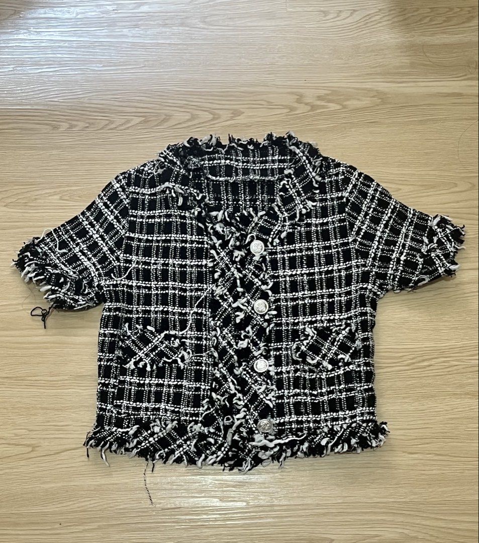 Korean Style Checkered Blazer (Category: Coats, Jackets and Outerwear) located in Valenzuela. Submitted by lixielle (Listing ID 1465592171, Image 1). Description: Used once Small size.