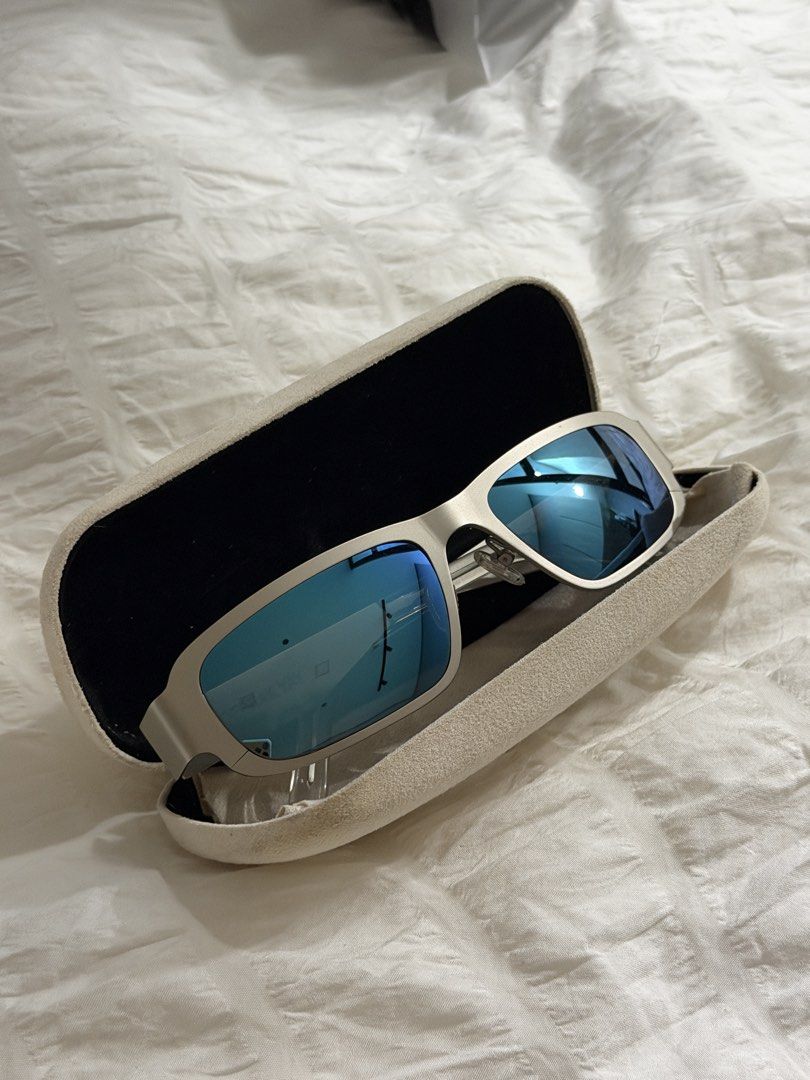 Korean sunglasses y2k (Category: Sunglasses & Eyewear) located in Taguig. Submitted by darjaromanova (Listing ID 1465667114, Image 2). Description: Used them once .