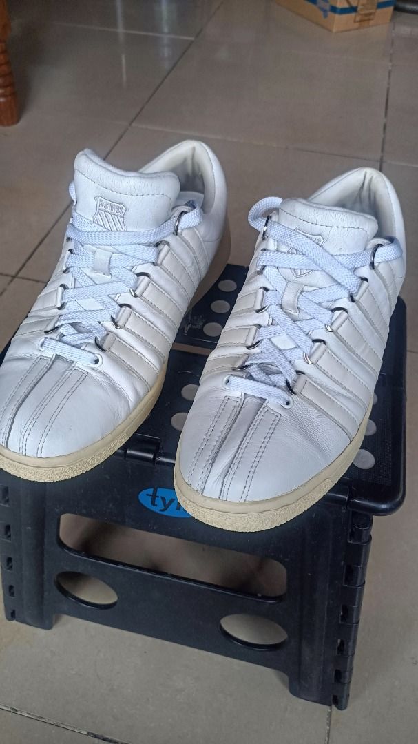 K-Swiss Classic White Leather Sneakers (Category: Sneakers) located in Caloocan City. Submitted by jayple (Listing ID 1465619768, Image 1). Description: KSwiss Classic VN mens white EUR 44. US.10.5 new laces. 3500 (neg) Fairview / North caloocan.