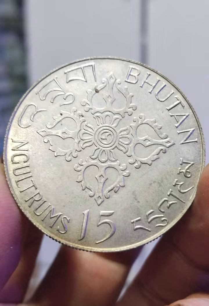 Large Silver coin (Category: Currency) located in Manila. Submitted by bjie2700446238 (Listing ID 1465754387, Image 2). Description: .