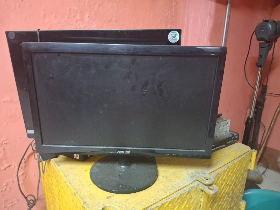 LCD Screens (Category: Other Home Appliances) located in Manila. Submitted by meldyyap (Listing ID 1465656272, Image 2). Description: 2 Still working but I need to get rid of these to carry on with our declutter..