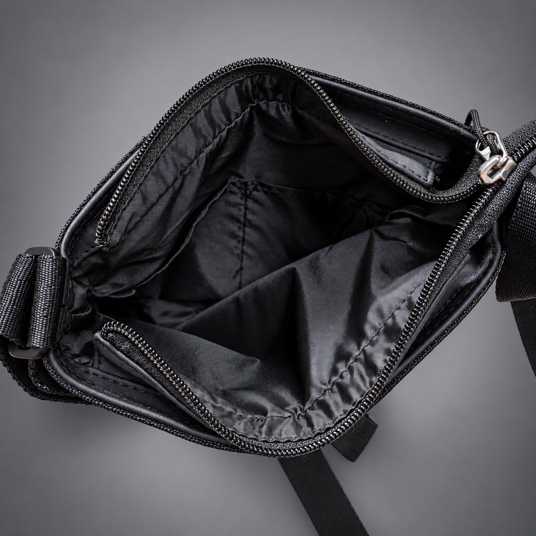 LE COQ SPORTIF BODY BAG (Category: Sling Bags) located in Taguig. Submitted by clarrk95 (Listing ID 1465614352, Image 3). Description: Le Coq Sportif Body Bag Height: 9inches Width: 8inches PRICE: ₱600 ONLY! ✅ very good condition ✅ add shipping fee ✅ ignoring LP inquiry Shipping: Lalamove | J&T | LBC Location: Taguig📍 Payment: Gcash | Bank | Cash DM for more detailed pics.📩.