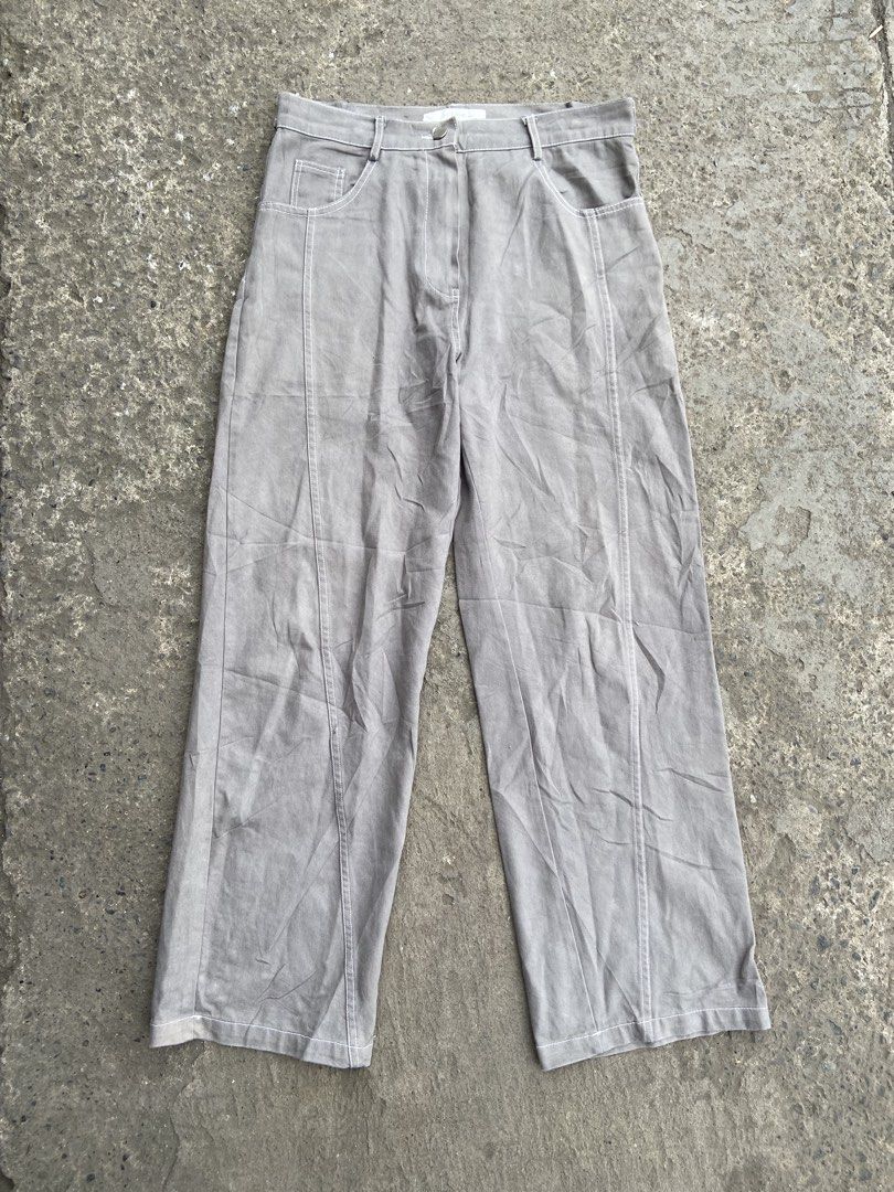 LE REVE SEOUL BAGGY PANTS (Category: Jeans) located in Davao. Submitted by re.wornn (Listing ID 1465586044, Image 1). Description: •WAIST30 LENGHT38 THIGH10 HEM8 •EXCELLENT CONDITION 🏷️350 ADD SHIP 📩DM.