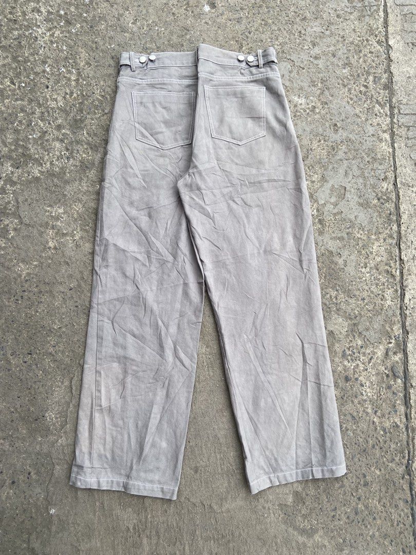 LE REVE SEOUL BAGGY PANTS (Category: Jeans) located in Davao. Submitted by re.wornn (Listing ID 1465586044, Image 2). Description: •WAIST30 LENGHT38 THIGH10 HEM8 •EXCELLENT CONDITION 🏷️350 ADD SHIP 📩DM.