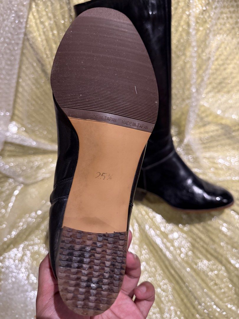 Leather Boots size 8.5 US (Category: Boots) located in Pasig City. Submitted by fashion_alpha (Listing ID 1465741609, Image 2). Description: US Women’s size 8.5 to 9 Never worn but insole is gone.