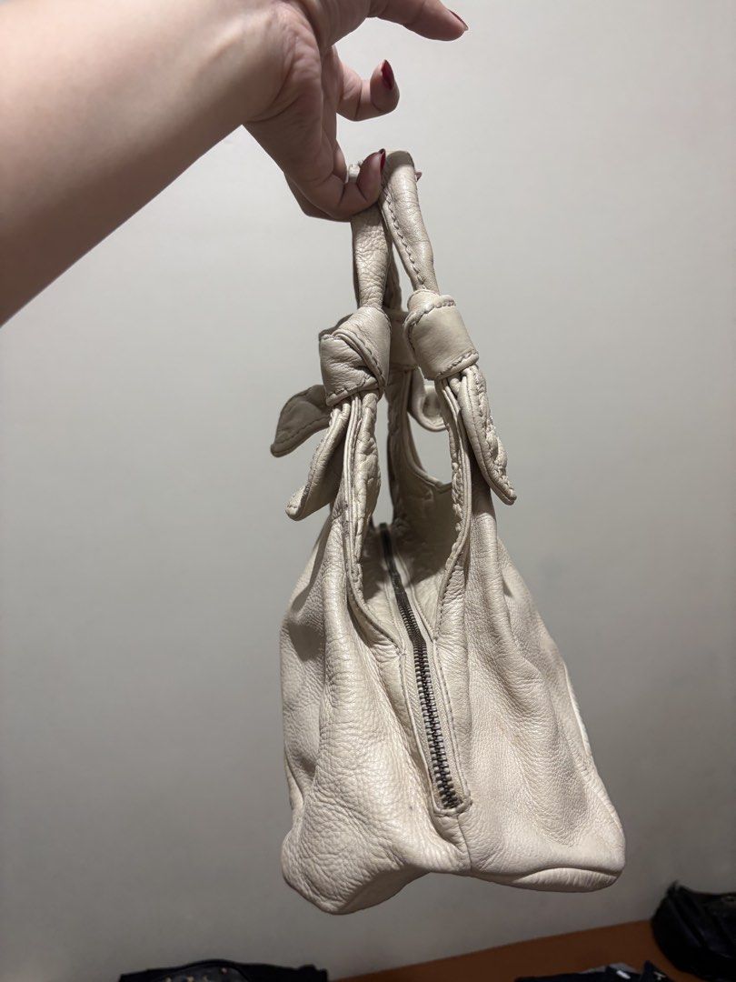 Leather Hand Bag Vintage Y2k (Category: Shoulder Bags) located in Manila. Submitted by marydirk (Listing ID 1465680978, Image 2). Description: .