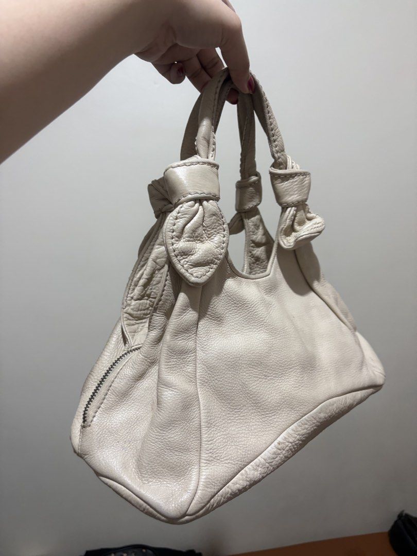 Leather Hand Bag Vintage Y2k (Category: Shoulder Bags) located in Manila. Submitted by marydirk (Listing ID 1465680978, Image 3). Description: .