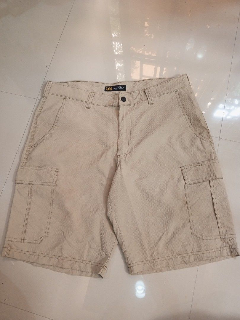 Lee Cargo Shorts Beige Size 36 (Category: Shorts) located in Orani. Submitted by thriftniea (Listing ID 1465647609, Image 1). Description: LEE SIZE 38 LENGTH 22 NEED WASH.