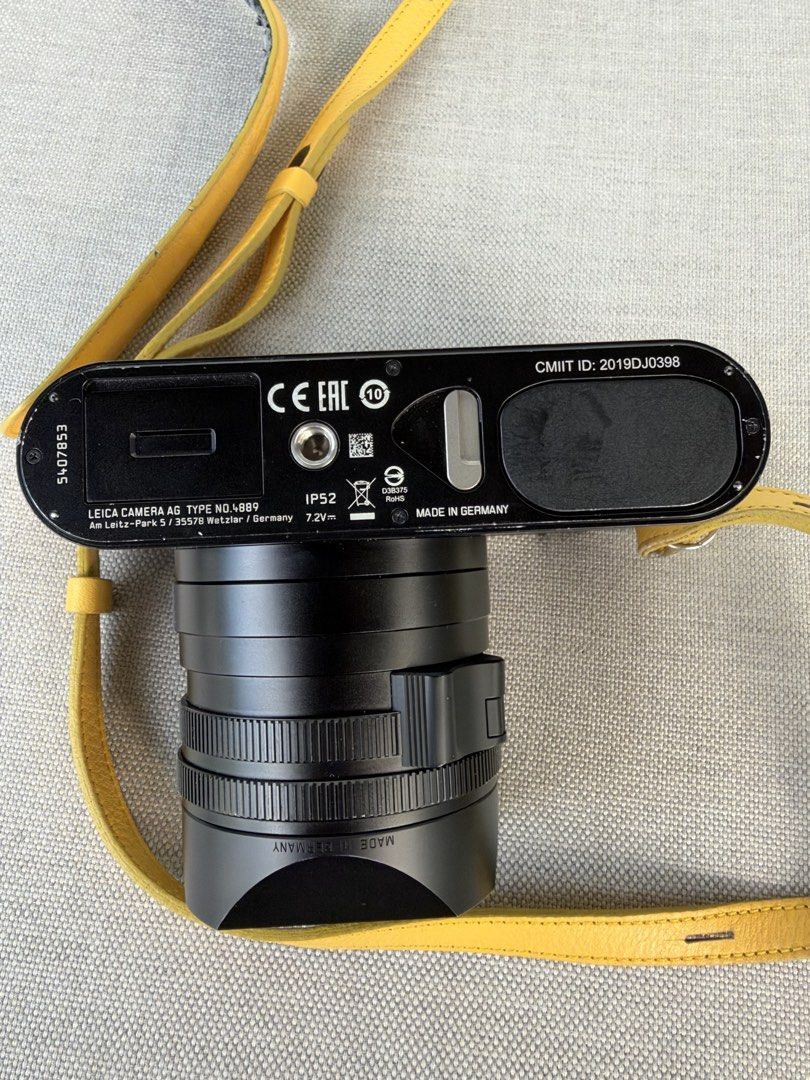 Leica Q2 Black Paint Finish Digital Camera （分類：相機）位於 Hong Kong。 由 alterego2047 提交（商品編號 1465672450，圖片 3）。簡介： Leica Q2 digital camera in black paint finish with Summilux 28mm f/1.7 ASPH lens. Includes original box, yellow leather strap and official receipt. Only flaw is a small dent on the lens cap.。