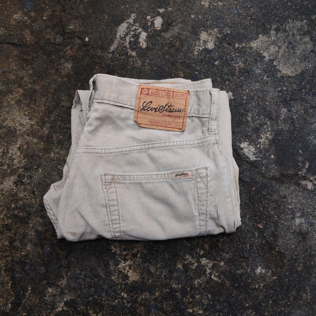 Levi Strauss & Co Pants (Category: Jeans) located in Manila. Submitted by thrifttriplangnigio (Listing ID 1465666494, Image 1). Description: LEVI STRAUSS & CO PANTS CORDUROY TYPE Excellent Condition Good As New size: W- 30- 31 L- 38 900 shipped around metro manila only MOD: JNT EXPRESS MOP: GCASH / UB BANK LOC: NORTH CALOOCAN📍 DM ME IF INTERESTED OR MAKE AN OFFER.