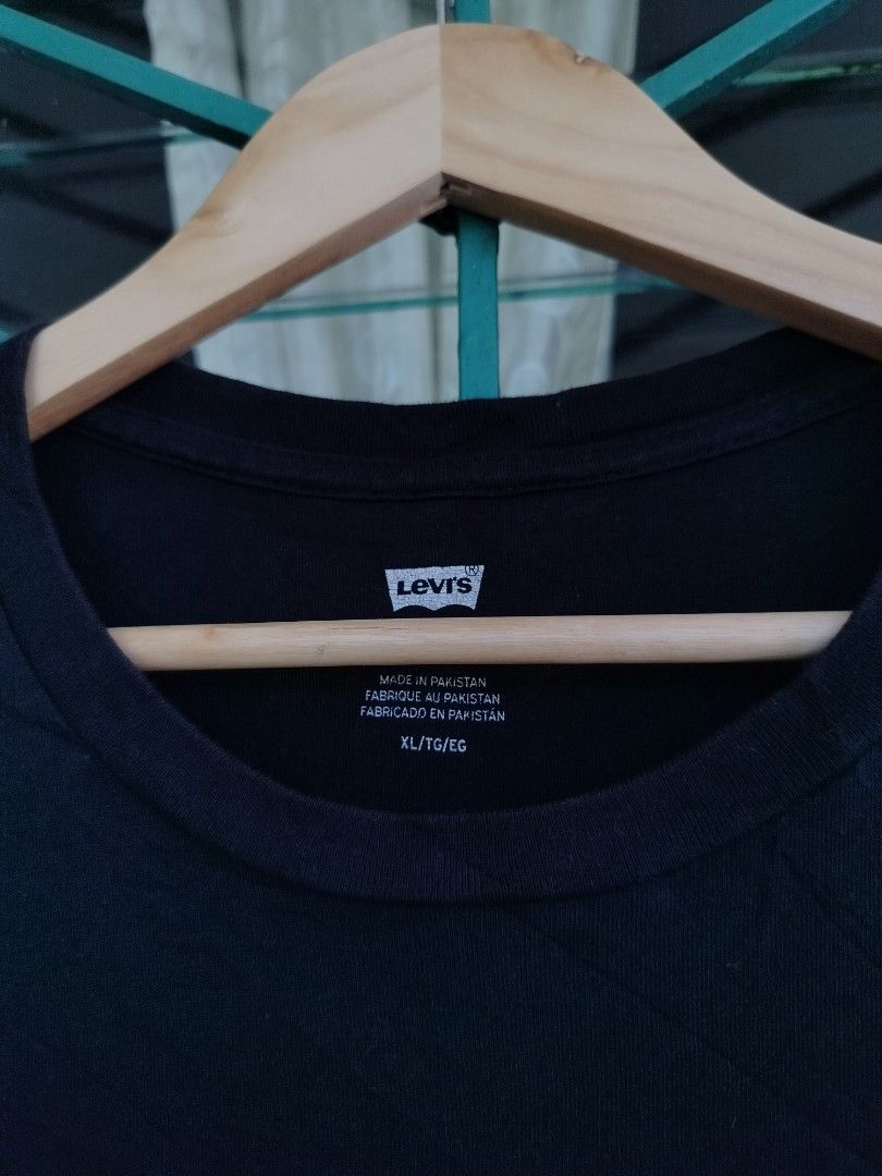 Levi's Black Graphic Tee Size XL (Category: Tshirts & Polo Shirts ) located in Manila. Submitted by gerald_quinto (Listing ID 1465709756, Image 2). Description: - Brand: Levi's - Style: Crew neck, short sleeve tee - Color: Black with red & black batwing logo - Size: XL -Dimes 30×24 - Material: 100% Cotton - Condition: Brand new with tags intact - Origin: Made in Pakistan.