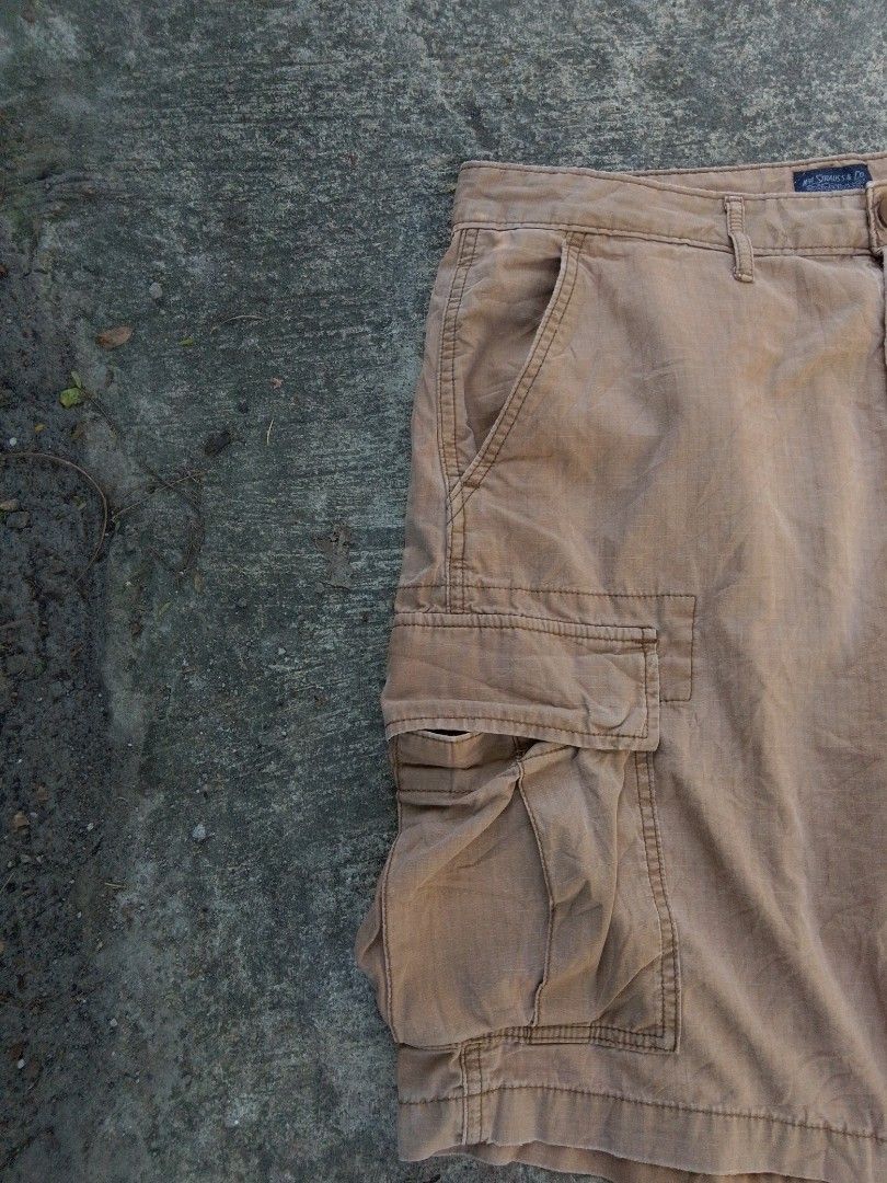 LEVIS CARGO SHORT (Category: Shorts) located in Naga. Submitted by choythrift (Listing ID 1465585920, Image 3). Description: levis Cargo Short Condition: 9/10 Color rate: 9/10 Plus shipping fee Courier: J and t, flash express Drop off: Urban Chicc Location: Naga City, Bicol📍 📩.