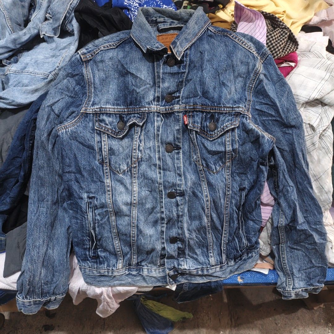 Levis denim jacket (Category: Coats, Jackets and Outerwear) located in Butuan. Submitted by luxestreet04 (Listing ID 1465600826, Image 1). Description: .