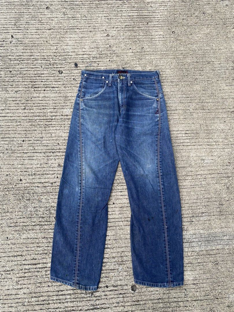 LEVIS ENGINEERED PANTS (Category: Jeans) located in Cebu City. Submitted by arsenyong (Listing ID 1465709417, Image 2). Description: Waist:30-32 Length :39 Hem :8 Very good condition Issue: sign of usage NASA pic na ang details .