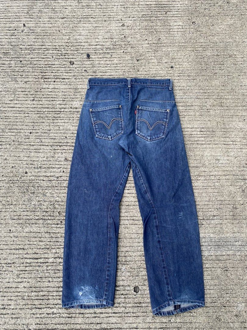 LEVIS ENGINEERED PANTS (Category: Jeans) located in Cebu City. Submitted by arsenyong (Listing ID 1465709417, Image 1). Description: Waist:30-32 Length :39 Hem :8 Very good condition Issue: sign of usage NASA pic na ang details .