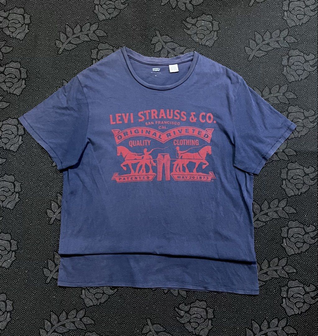 Levi's Men's 2-Horse Graphic Tee (Category: Tshirts & Polo Shirts ) located in Porac. Submitted by macky.ron (Listing ID 1465750572, Image 1). Description: Length:28 Width: 18 Condition: Good Color rate: 8.5 Issue (s): None Complete Tags.
