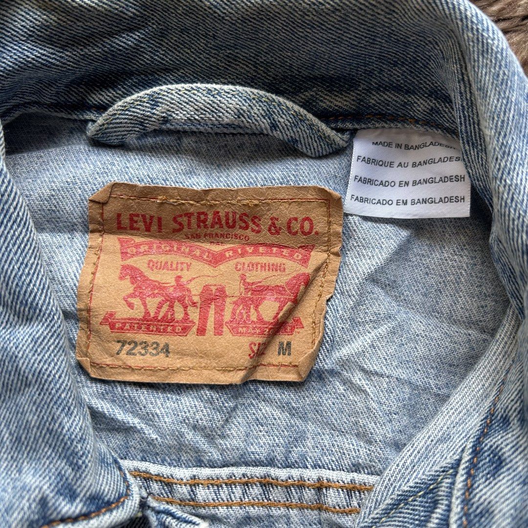 Levis Mens Relaxed Trucker Jacket (Category: Coats, Jackets and Outerwear) located in Butuan. Submitted by handpick8600 (Listing ID 1465594947, Image 3). Description: "22 width "26 length Size M on tag Sign of usage Need wash from ukay.