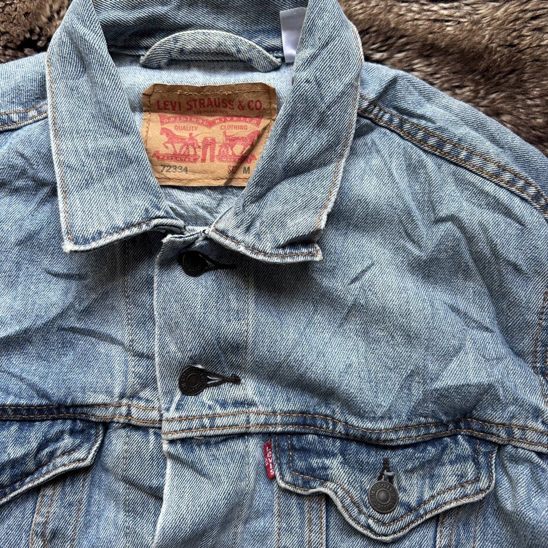 Levis Mens Relaxed Trucker Jacket (Category: Coats, Jackets and Outerwear) located in Butuan. Submitted by handpick8600 (Listing ID 1465594947, Image 2). Description: "22 width "26 length Size M on tag Sign of usage Need wash from ukay.