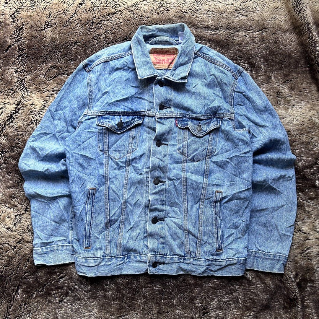 Levis Mens Relaxed Trucker Jacket (Category: Coats, Jackets and Outerwear) located in Butuan. Submitted by handpick8600 (Listing ID 1465594947, Image 1). Description: "22 width "26 length Size M on tag Sign of usage Need wash from ukay.