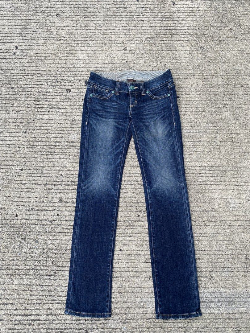 LEVIS SLIM FIT WOMENS (Category: Jeans) located in Cebu City. Submitted by arsenyong (Listing ID 1465707098, Image 2). Description: Waist:28-30 Length :37 Hem :6 Issue: sign of usage/last pic .