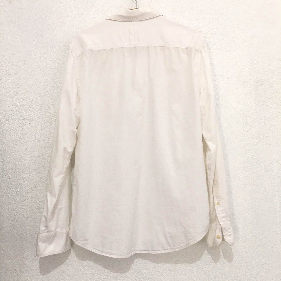 Levi's White Classic Buttondown Shirt (Category: Longsleeves) located in Subic. Submitted by ayvee.ph (Listing ID 1465693744, Image 3). Description: Levi's White Classic Buttondown Shirt Prelove No when worn / Never worn 🏷Excellent cond aside from its stain Bought in store Size: S on tag fits Medium Bust: Upto 41 Length: 28 inches Shoulder: 17 📌Measured via tm ✅Color may differ due to lighting Issue: May konting yellow stain I think mttangal nm