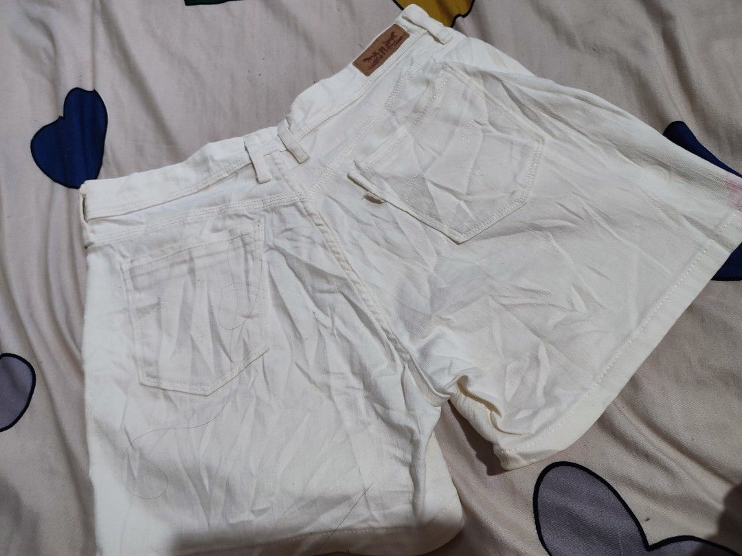 Levi's White Denim Shorts W28 (Category: Shorts) located in Manila. Submitted by mommyregsthriftclothes (Listing ID 1465633929, Image 1). Description: - Brand: Levi's - Color: Solid off-white - Size: W30 - Fit: Straight fit through the thigh - Closure: Button fly - Details: Classic back pockets with signature leather patch - Condition: Great versatile piece for warm weather.