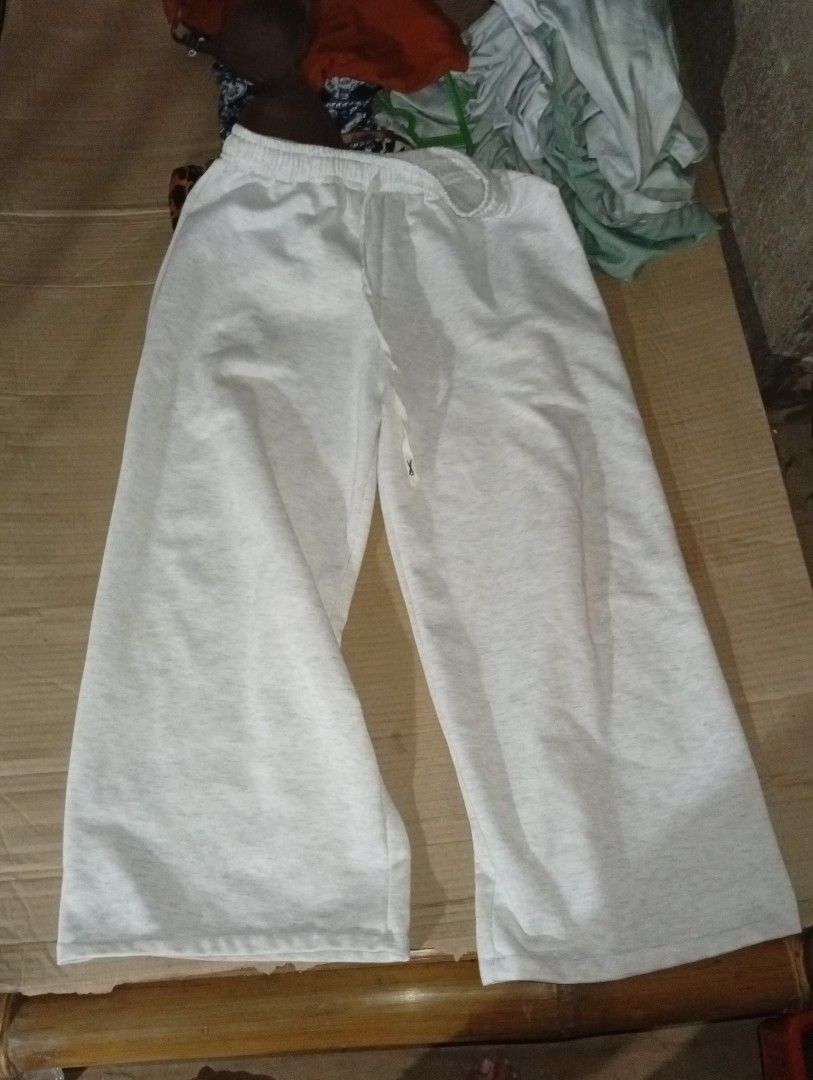 Light Grey Wide Leg Sweatpants (Category: Joggers) located in Manila. Submitted by cheeey_18 (Listing ID 1465640245, Image 1). Description: .