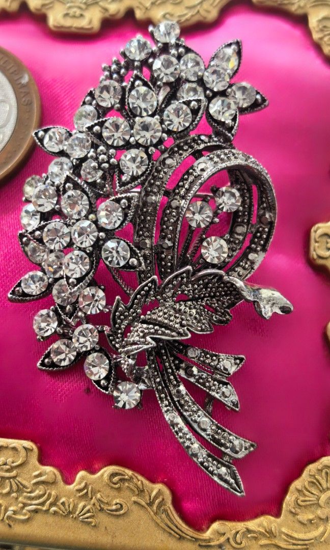 Like new Japan oversized brooch (Category: Brooches) located in Tuguegarao City. Submitted by zenphoenix-7ad615 (Listing ID 1465593543, Image 3). Description: Japan brooch oversized.