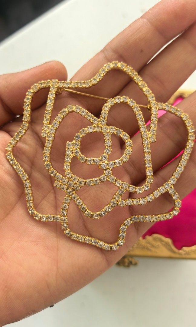 Like New Oversized brooch Japan (Category: Brooches) located in Tuguegarao City. Submitted by zenphoenix-7ad615 (Listing ID 1465597220, Image 2). Description: Like new Japan Brooch Flower design.