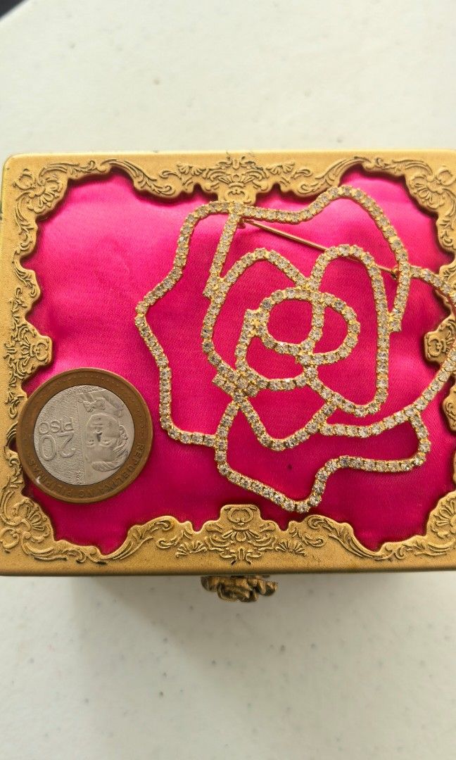 Like New Oversized brooch Japan (Category: Brooches) located in Tuguegarao City. Submitted by zenphoenix-7ad615 (Listing ID 1465597220, Image 1). Description: Like new Japan Brooch Flower design.