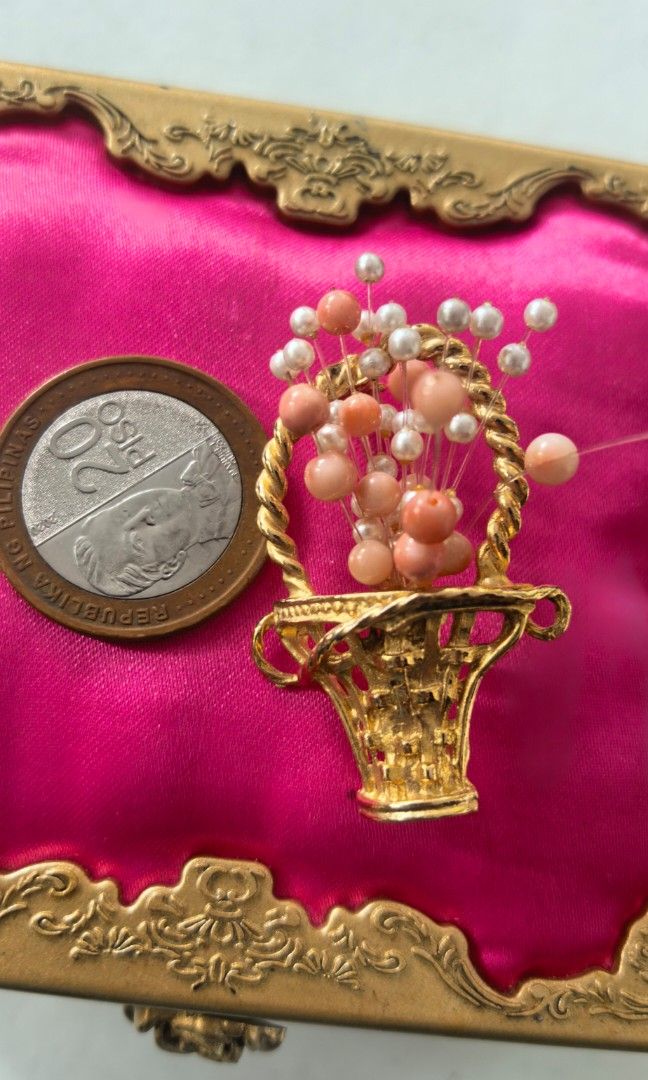 Like new vase brooch Japan (Category: Brooches) located in Tuguegarao City. Submitted by zenphoenix-7ad615 (Listing ID 1465590256, Image 3). Description: Beautiful brooch JAPAN LIKE NEW.