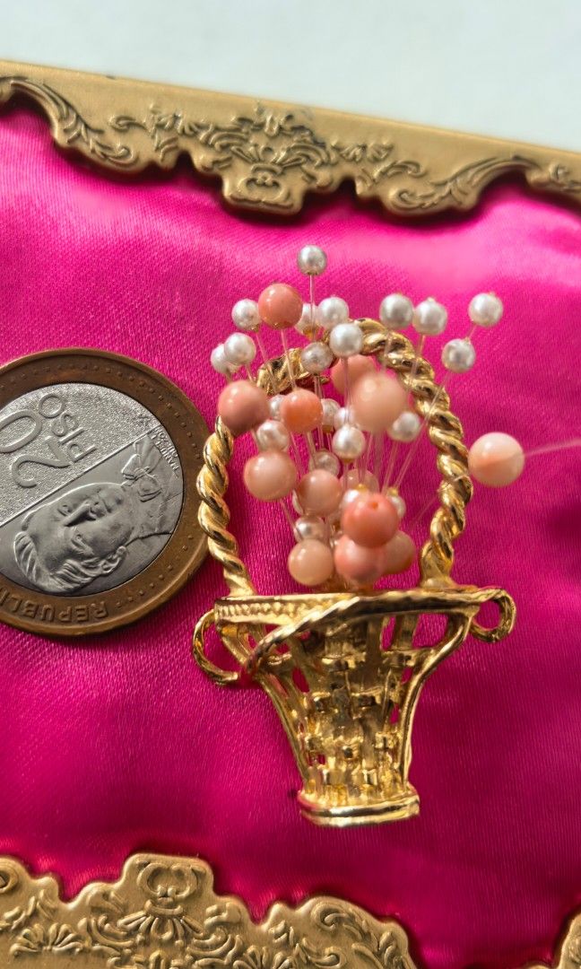 Like new vase brooch Japan (Category: Brooches) located in Tuguegarao City. Submitted by zenphoenix-7ad615 (Listing ID 1465590256, Image 1). Description: Beautiful brooch JAPAN LIKE NEW.