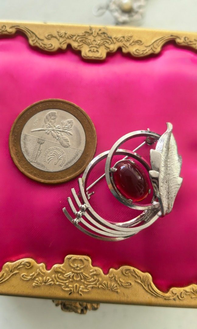 Like new Vintage brooch with stone (Category: Brooches) located in Tuguegarao City. Submitted by zenphoenix-7ad615 (Listing ID 1465611300, Image 2). Description: Vintage brooch with stone Like new.