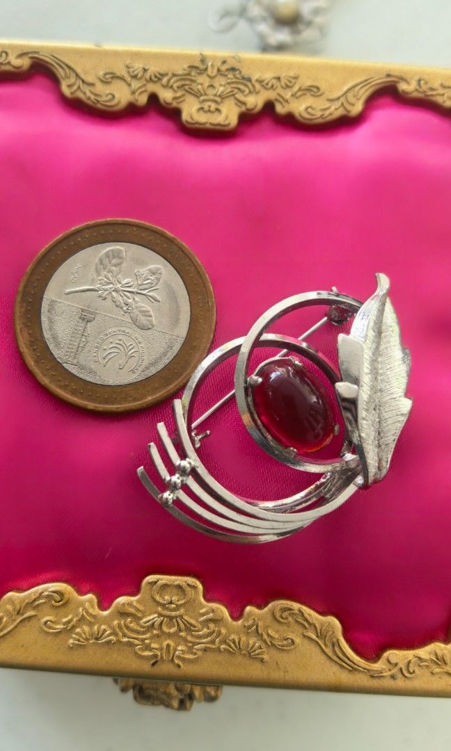 Like new Vintage brooch with stone (Category: Brooches) located in Tuguegarao City. Submitted by zenphoenix-7ad615 (Listing ID 1465611300, Image 3). Description: Vintage brooch with stone Like new.
