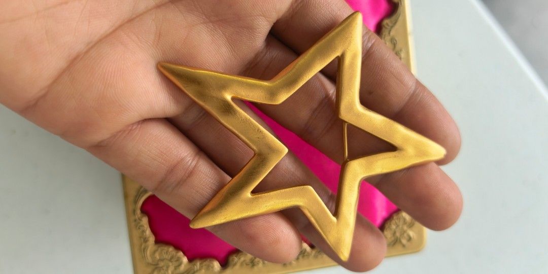 Like new Vintage oversized Star brooch (Category: Brooches) located in Tuguegarao City. Submitted by zenphoenix-7ad615 (Listing ID 1465606888, Image 2). Description: Star brooch in gold color Big.