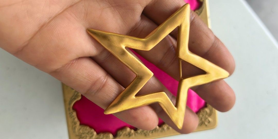 Like new Vintage oversized Star brooch (Category: Brooches) located in Tuguegarao City. Submitted by zenphoenix-7ad615 (Listing ID 1465606888, Image 1). Description: Star brooch in gold color Big.